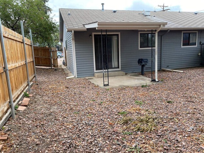 Building Photo - 2 Bedroom 1 Bath duplex