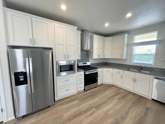 Building Photo - 33 Magnolia Via
