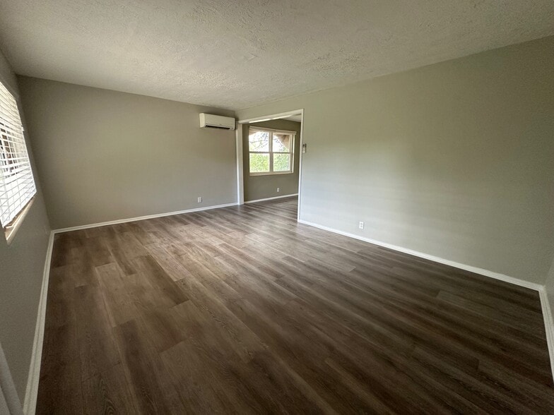 Large living room - 80 W Zane Ave