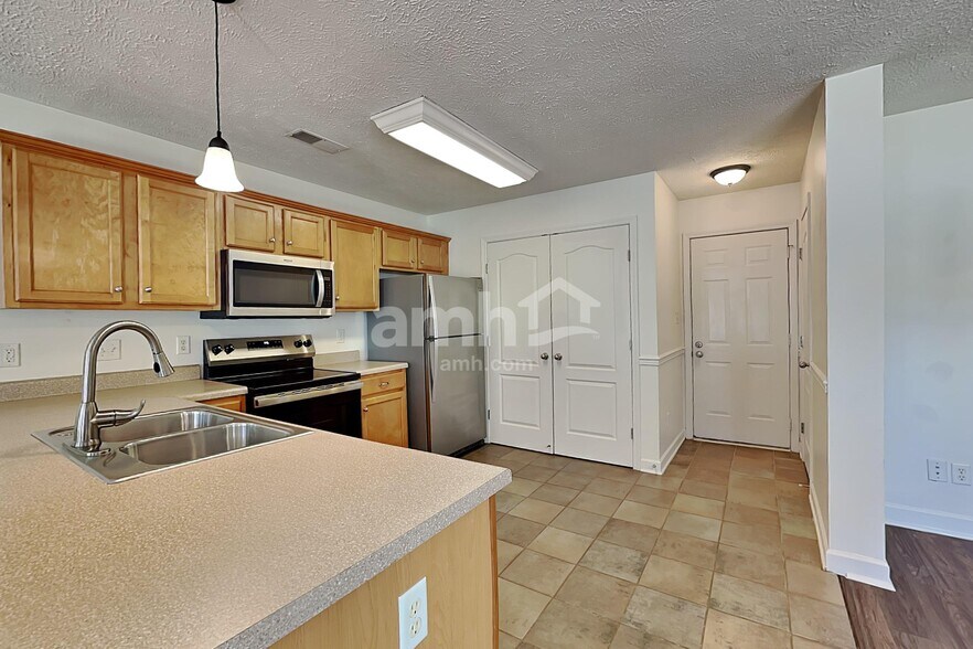 Building Photo - 1504 Beaconcrest Cir