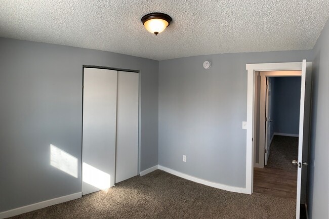 Building Photo - Spacious 5 Bedroom Home