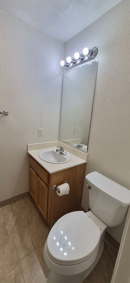 Building Photo - 2080 Mariposa Dr