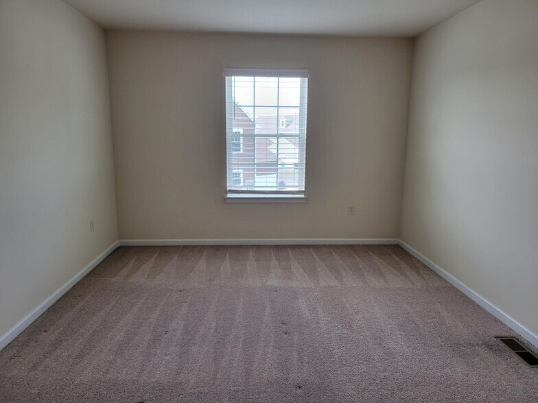 Building Photo - 726 Farmwood Ln