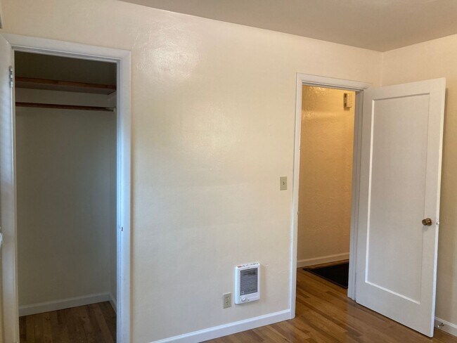 Building Photo - Comfortable 3 bedroom 1 bath