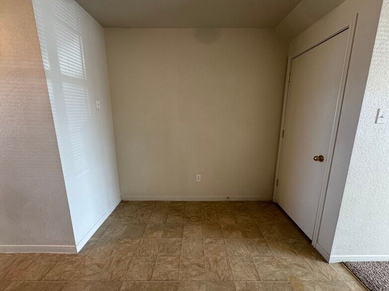 Building Photo - 400 Brittney Way