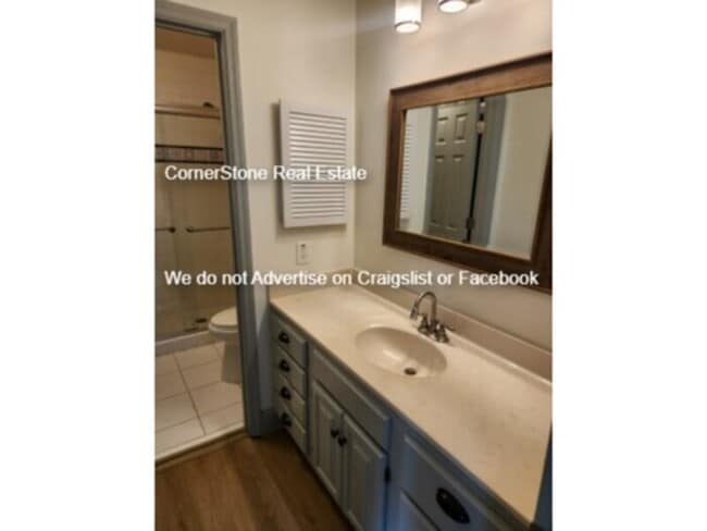 Building Photo - 726 Victorian Pl