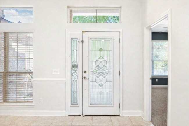 Building Photo - 4 Bedroom in Ideal Neighborhood!!