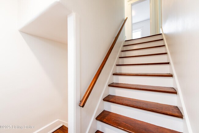 Building Photo - 1604 Edgeland Ave