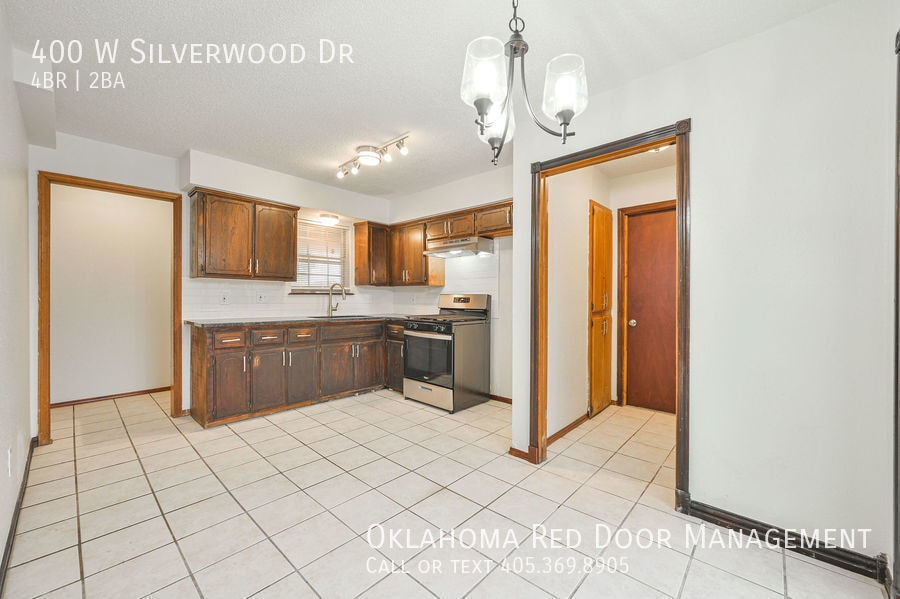 Building Photo - 400 W Silverwood Dr