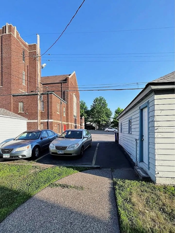 Building Photo - 962 6th St E