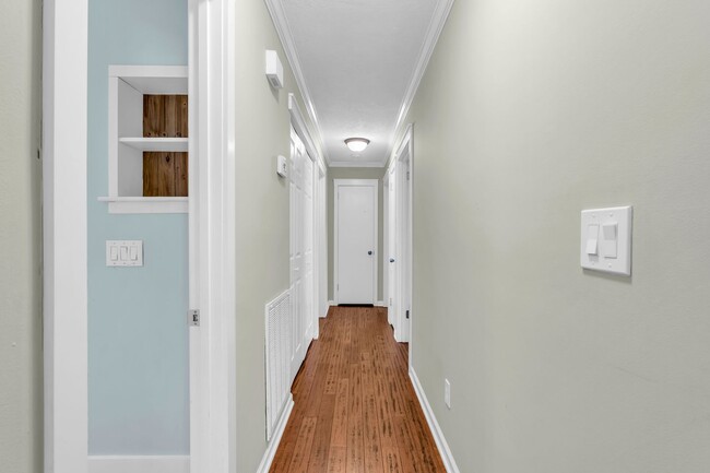 Building Photo - Beautiful Red Bank Home!