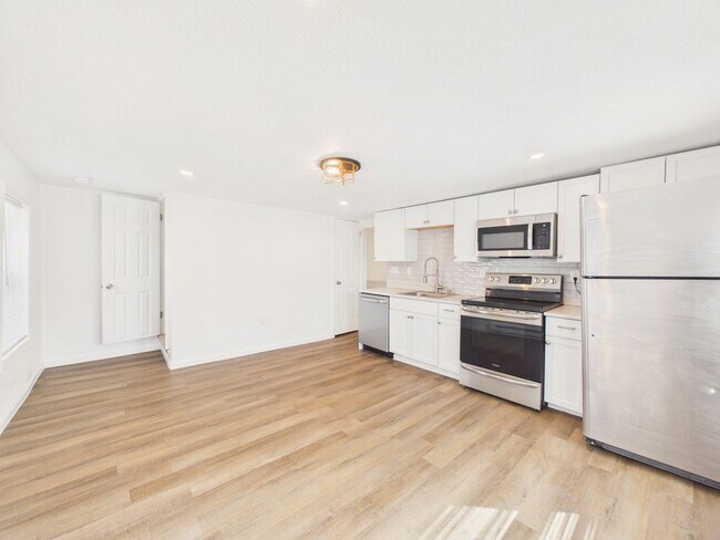 Building Photo - 270 Calder St