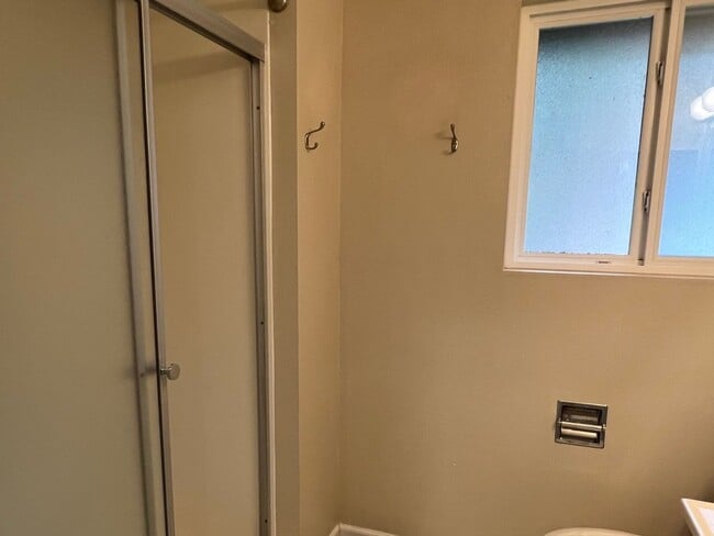 Building Photo - 4bd/2.5ba Bellevue Home