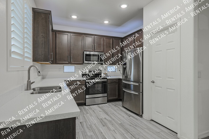 Building Photo - 12038 W Polk St