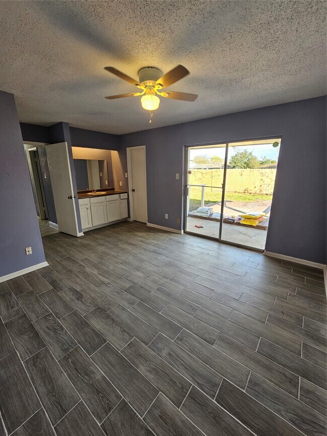 Building Photo - 16226 Villaret Dr