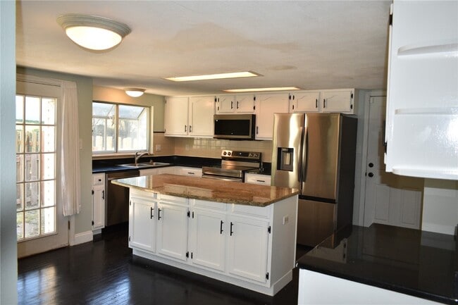 Building Photo - 16407 Westglen Farms Dr