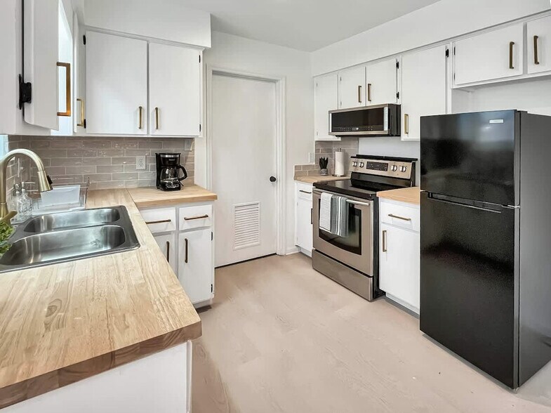 Building Photo - 216 Pinecrest Pl