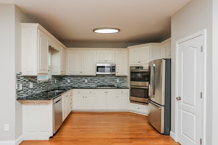 Building Photo - 870 Yankton Dr SW