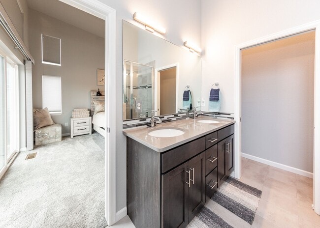 Building Photo - Urbanite Living near Downtown 3 Bed End Unit Townhouse