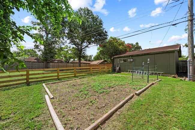Building Photo - 5334 Saxon Dr
