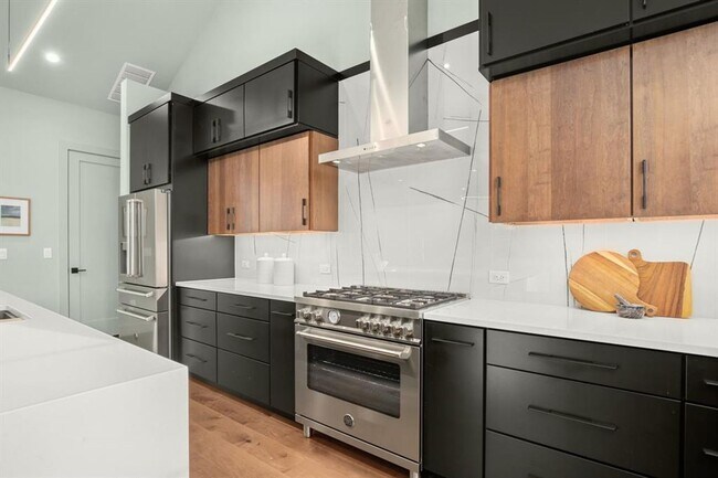 Building Photo - Stunning South Austin Oasis