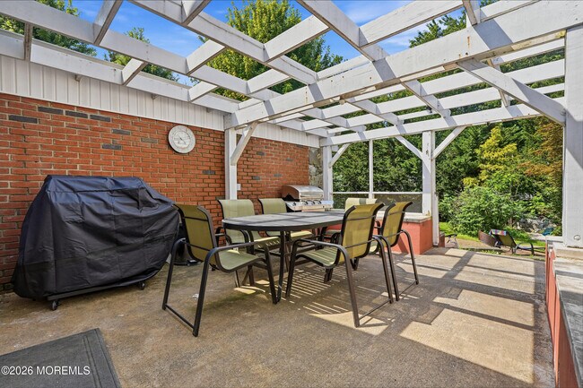 Building Photo - 470 Monmouth Pl