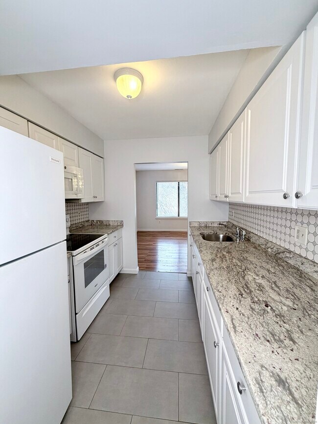 Building Photo - 14 Newtown Rd