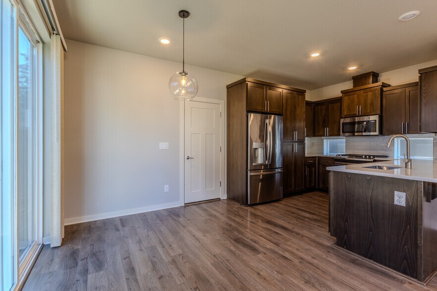 Building Photo - 6280 SE Genrosa St