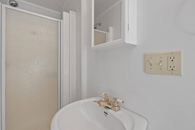 Building Photo - 36 Lark St