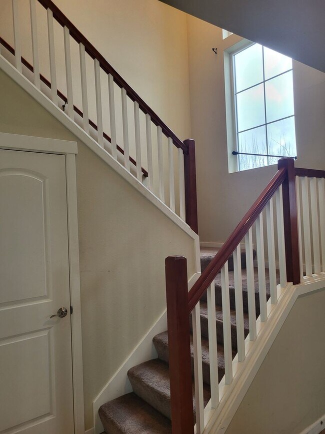 Building Photo - Beautiful 3 Bed 2.5 Bath 3 story home in South Hill Puyallup