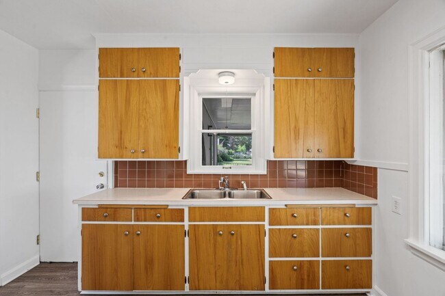 Building Photo - Spacious 4 Bed, 3 Bath Corner Lot Home!