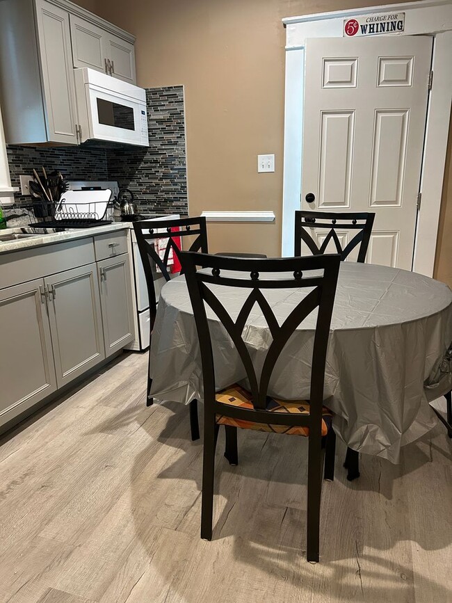 Building Photo - Furnished Short term fully renovated