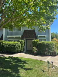 Building Photo - Bright & Airy 3-Bedroom Condo in Prime Mor...