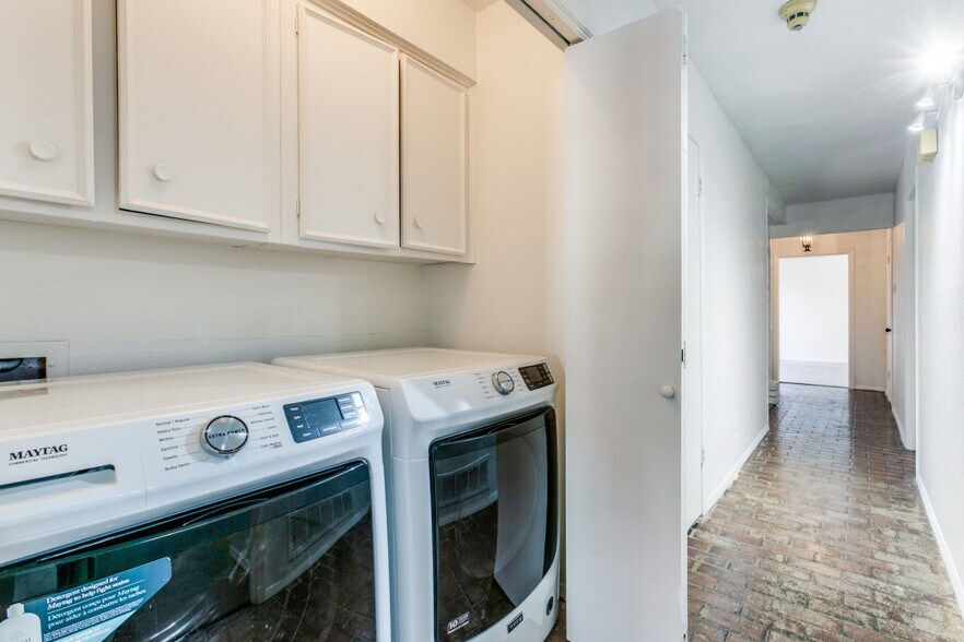 Building Photo - 7621 Dentcrest Dr