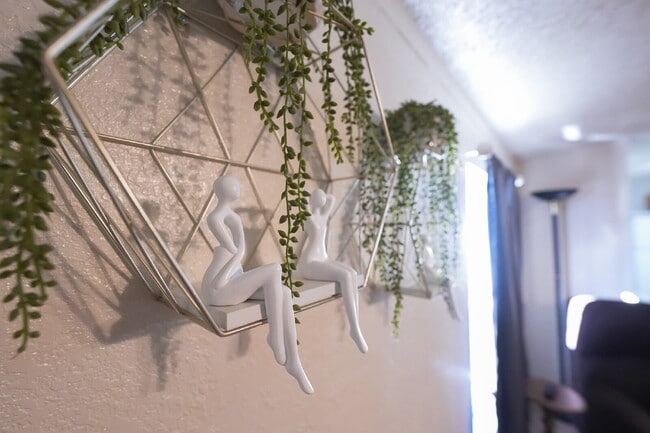 Building Photo - Modern 2-Bedroom/2 Bath Home