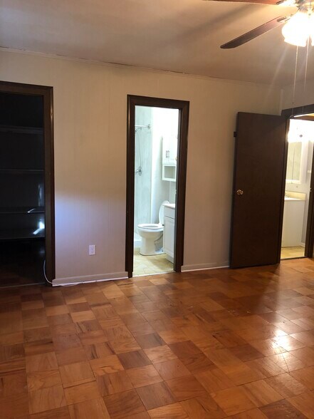 Building Photo - 570 Jamestown Ct