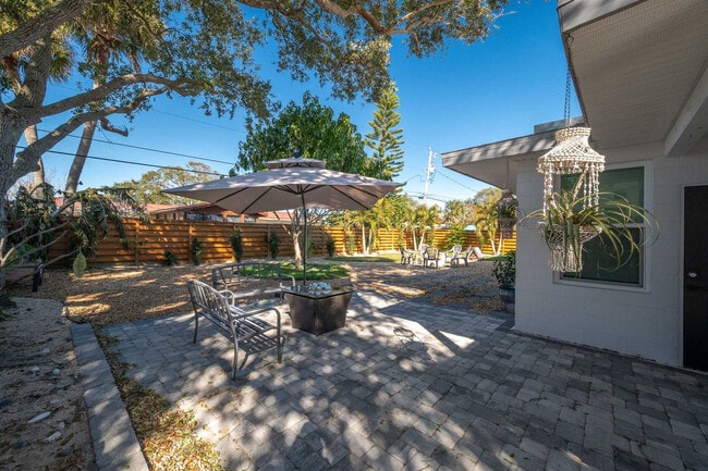 Building Photo - 415 N Shore Dr