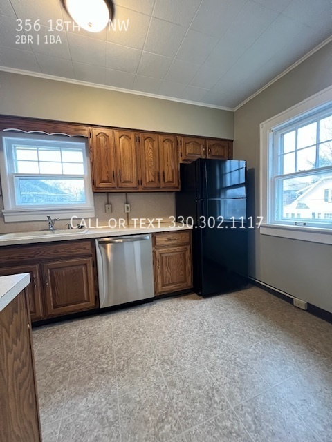 Building Photo - Large second level apartment available for...