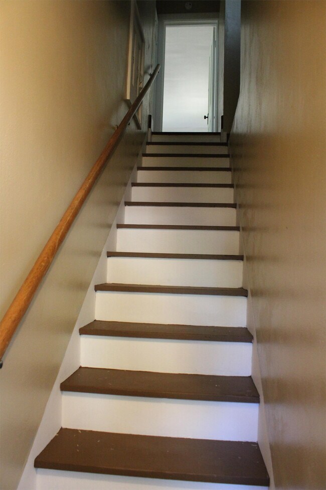 Building Photo - 526 E 11th St