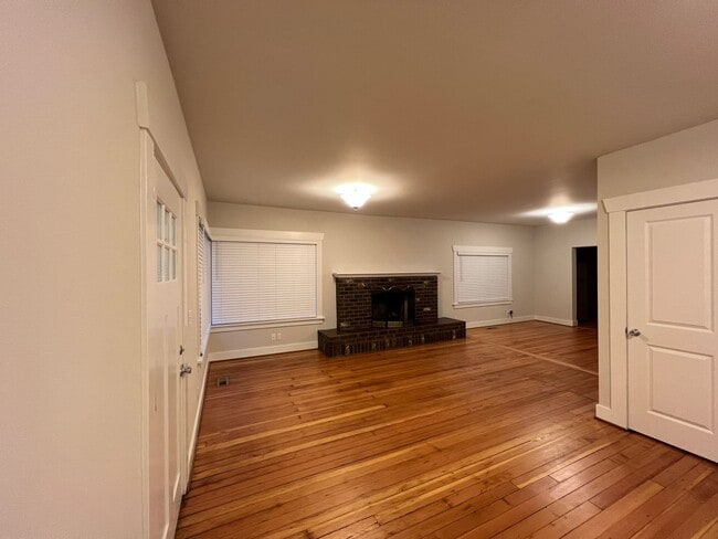 Building Photo - Spacious Two-Story Home on Private Land in the Desirable Issaquah School District