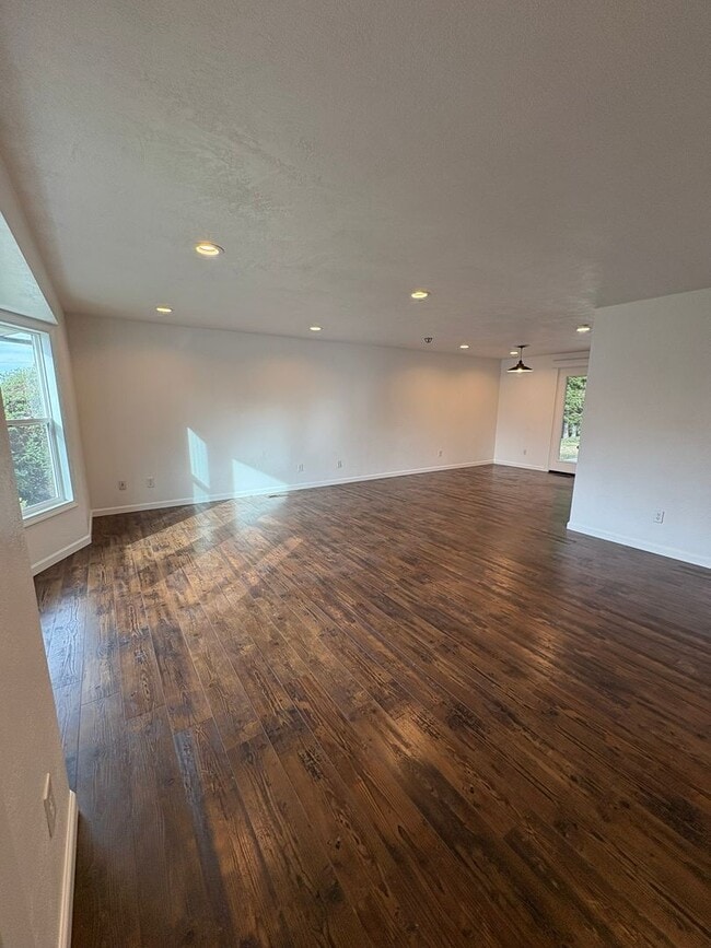 Building Photo - 4 Bed 2 Bath House Modern Comfort Meets En...