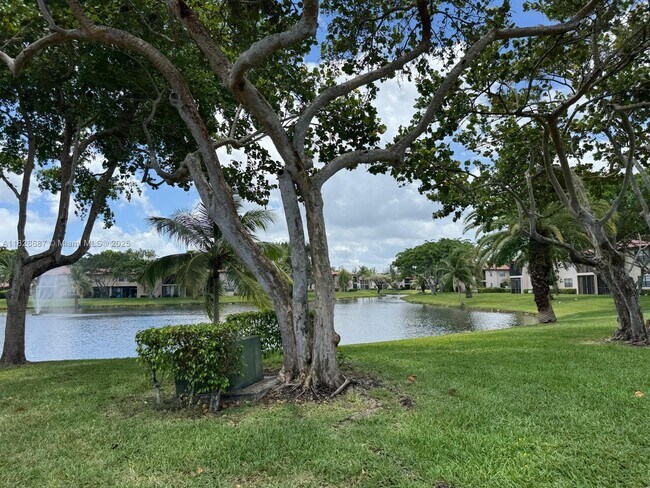 Building Photo - 9293 Vista Del Lago