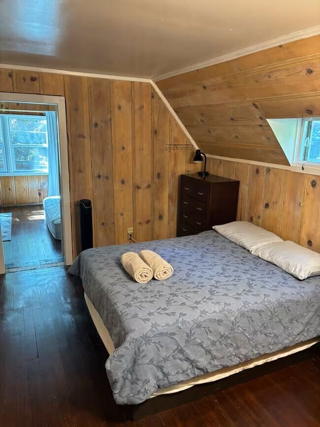 Building Photo - Vintage 5 bedroom Home with Three Car Garage