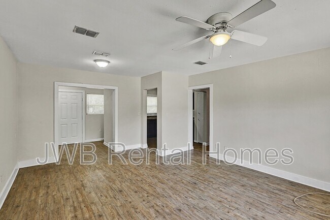 Building Photo - 31 E 45th St