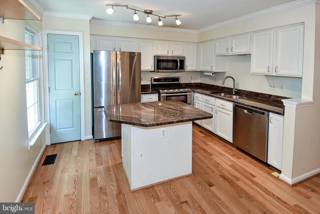 Building Photo - 5987 Edgehill Ct