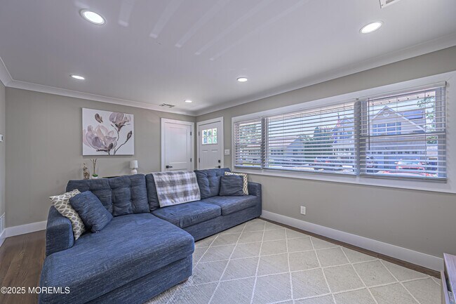 Building Photo - 472 Pinecroft Dr