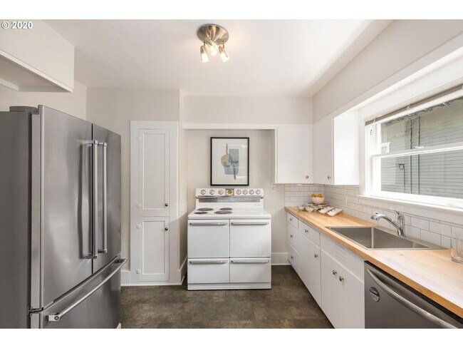 Building Photo - Charming 2-Bedroom Gem with Spacious Livin...