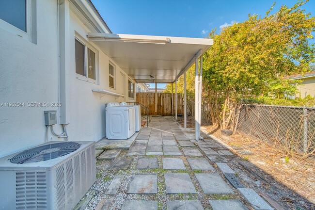 Building Photo - 2798 SW 32nd Ave