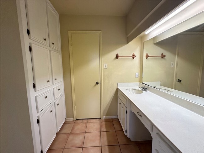 Building Photo - 1937 Arcadia Dr