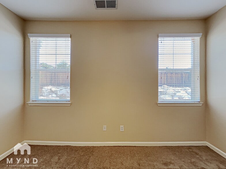 Building Photo - 6890 Apus Dr